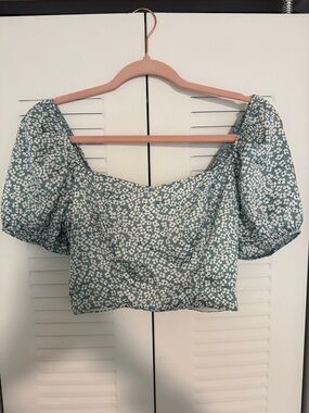Altar'd State Teal Daisy Puff-Sleeve Crop Top